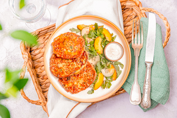 Beignets de courgette au cheddar, salade de concombre et nectarine